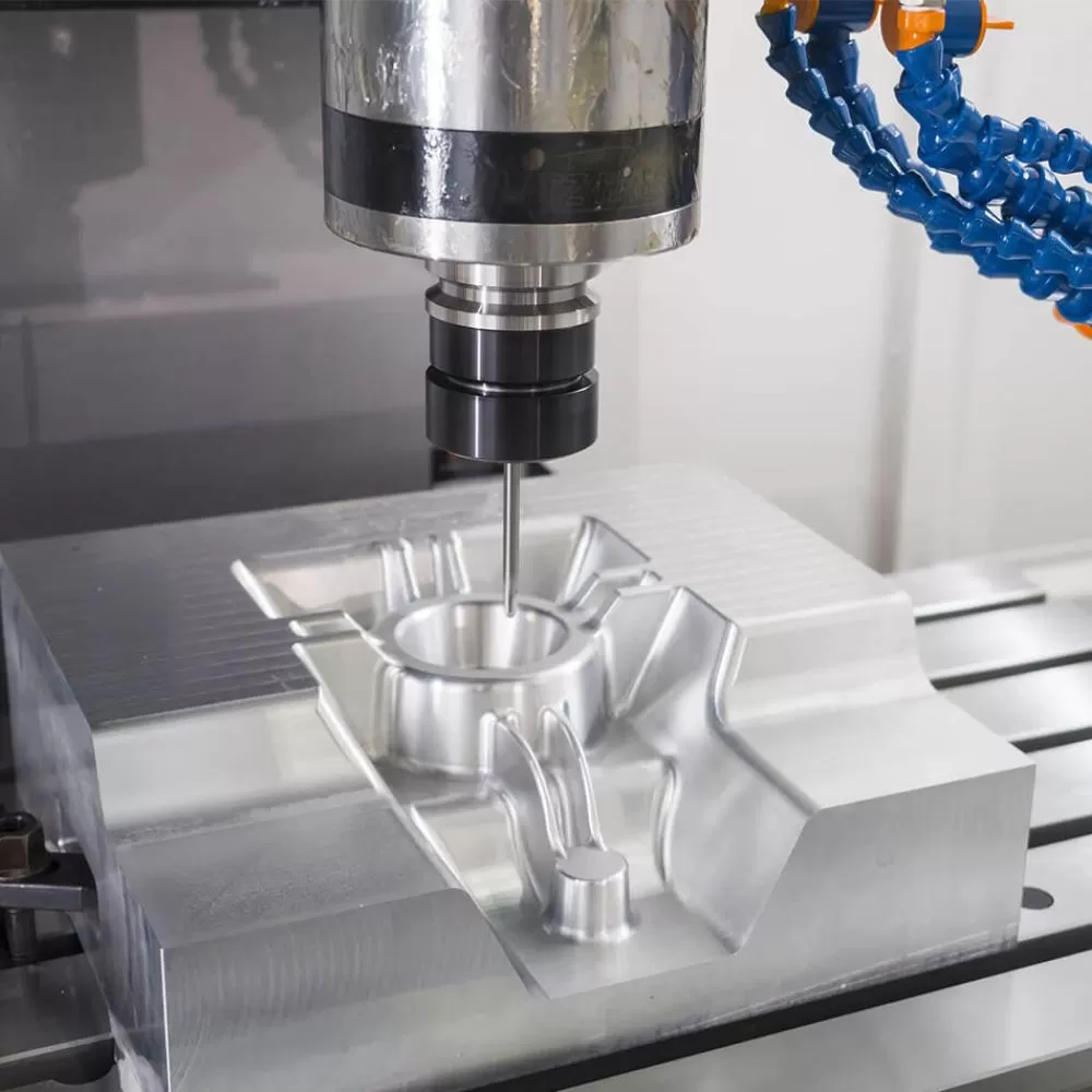 Metal işleme ve şekillendirme, metal malzemeleri belirli şekil ve boyutlarda işleme sürecidir. Bu süreç mühendislik ve üretimde kritik bir rol oynar.  Metal işleme yöntemleri genellikle iki ana kategoriye ayrılır:  Kesme Yöntemleri:  Tornalama: Metalin dış